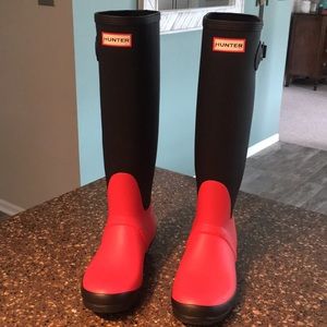 Hunter ribbed coral-red and black boots